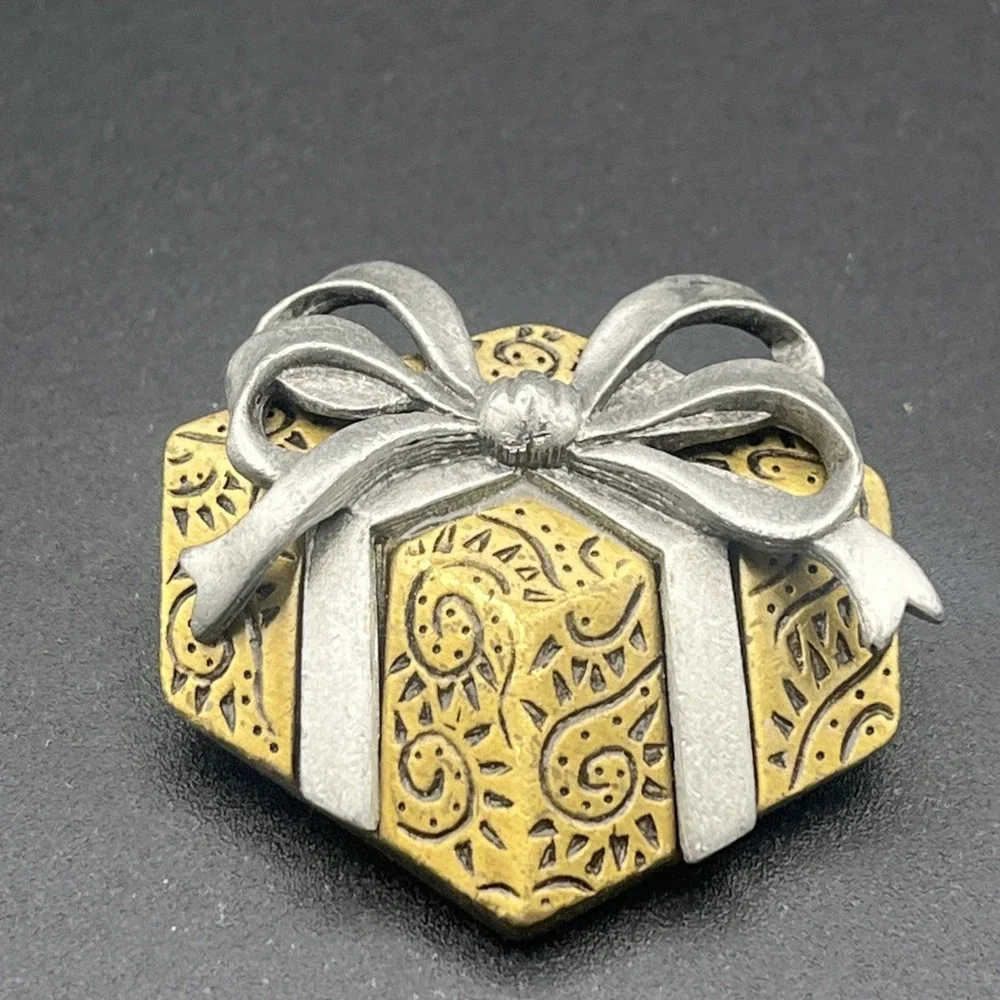 Gold‎ Silver Tone Present Gift Box Wrapped Bow Lapel Hat Pin